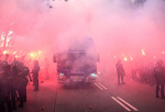 VIDEO: Fanúšikovia Barcelony si pomýlili autobus, zahádzali predmetmi autobus vlastných hráčov