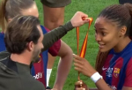 VIDEO: Škandál - hráčky Barcelony dostali medaily za triumf v Pohári Kráľovnej v dvoch taškách...