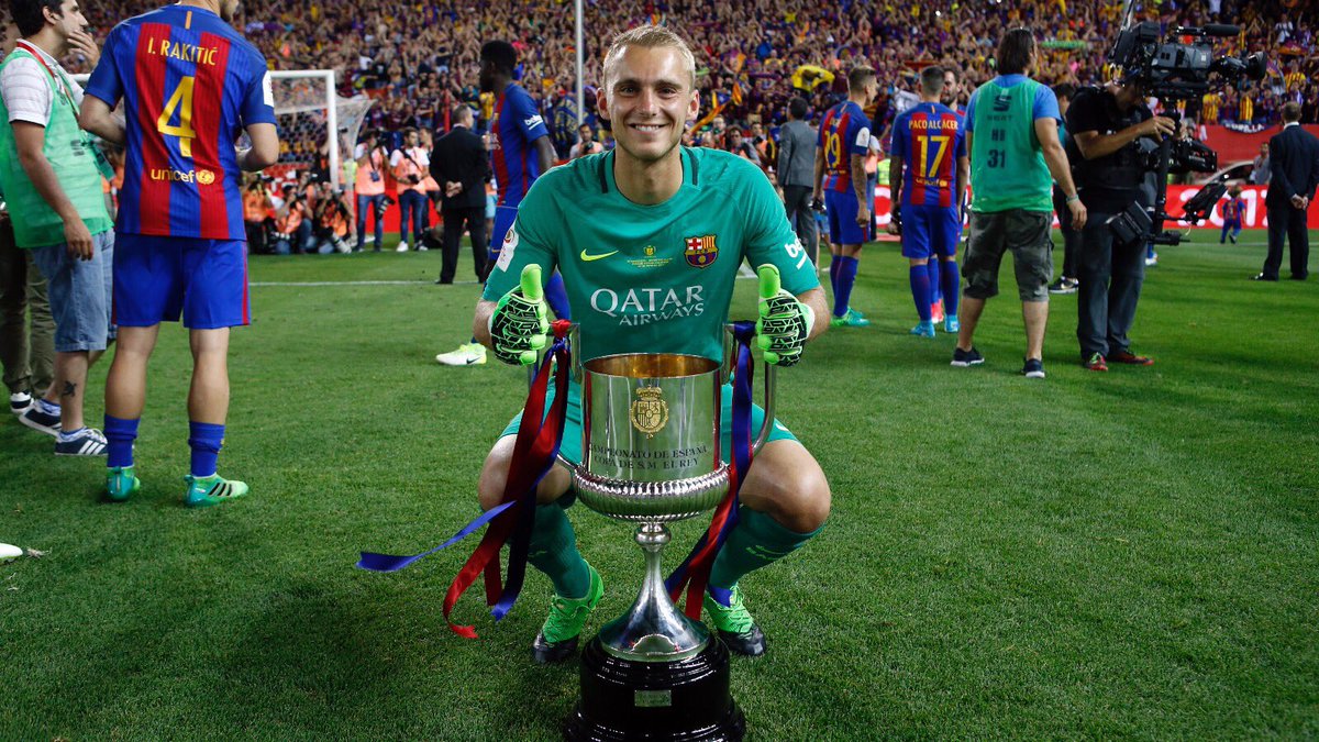 Jasper Cillessen s trofejou pre víťaza Copa del Rey