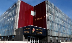 Flick pozorne sleduje La Masiu a sľubuje príležitosti pre mladíkov