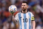 Lionel Messi tvrdo kritizoval Mateu Lahoza aj Louisa van Gaala