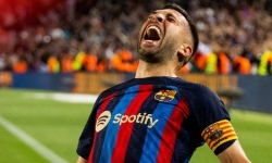 Stretnutie Jordiho Albu s hráčmi Barçy v tuneli [VIDEO]