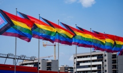 FC Barcelona oslavuje Deň LGTBIQ+ vyvesením dúhových vlajok