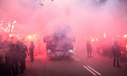 VIDEO: Fanúšikovia Barcelony si pomýlili autobus, zahádzali predmetmi autobus vlastných hráčov