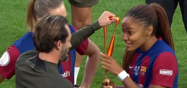 VIDEO: Škandál - hráčky Barcelony dostali medaily za triumf v Pohári Kráľovnej v dvoch taškách...