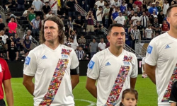 Puyol, Xavi a Busquets opäť spolu – bývalí hráči Barçy si zahrali v tíme legiend, efektný gól bývalého trénera [VIDEO]