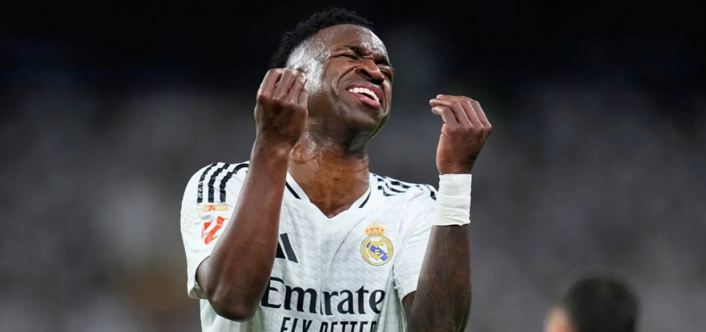 Viníciusov zákon v platnosti: FIFA zavádza červené karty za zakrývanie úst a protesty