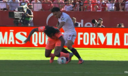 Jules Koundé bol faulovaný pred gólom Sevilly na 2:0