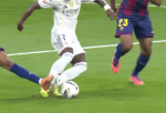 CTA oficiálne: Realu Madrid nemal byť odpískaný pokutový kop po kontakte Viníciusa s Yamalom