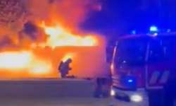 Pseudofanúšikovia zapálili jeden z autobusov smerujúcich na štadión [VIDEO]