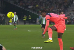 Kontroverzia v Seville: Mala Barcelona zahrávať penaltu po ruke Bartru? [VIDEO]