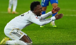 Vinícius ukázal fanúšikom Barcelony '15 Líg majstrov'? Priaznivci odpovedajú plážovou loptou [VIDEO]