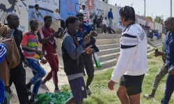 Vianoce s hlbším zmyslom: Jules Koundé sa vrátil ku koreňom a pomáhal v Afrike [VIDEO]