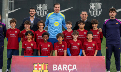 Wojciech Szczęsny navštívil tréningový kemp Akadémie Barçy, motivoval mladých hráčov [FOTO]