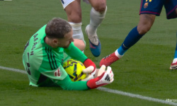 Rozhodca zápasu Barcelona – Real Oviedo odpískal faul, ktorý nemal možnosť vidieť