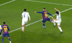 Mal sa kopať pokutový kop po zákroku na Lewandowskeho?