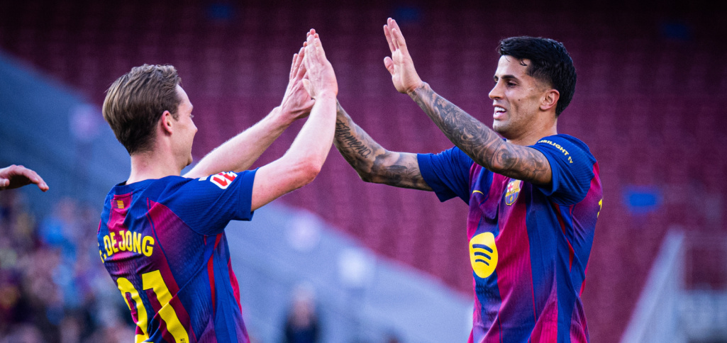 Recept na hlboký blok? Frenkie de Jong ako falošný pravý obranca! Taktická revolúcia pre Hansiho Flicka