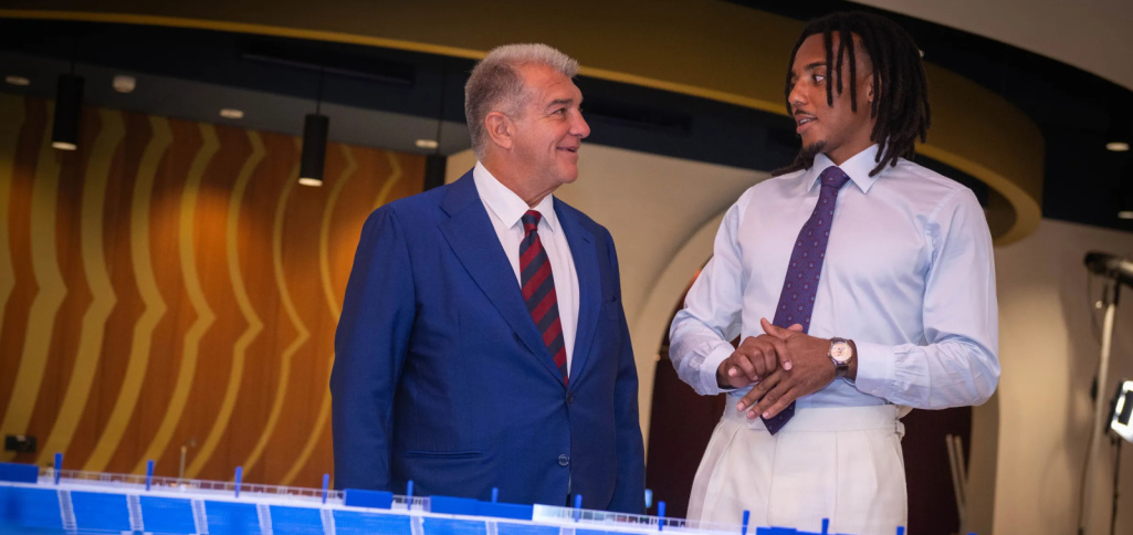 Jules Koundé na odchode? Agent dorazil do klubu, Barça už kontaktovala náhradu