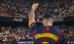 Robert Lewandowski naposledy v dresu Barcelony. Během dojemné rozlučky mu tleskali i fanoušci Valencie