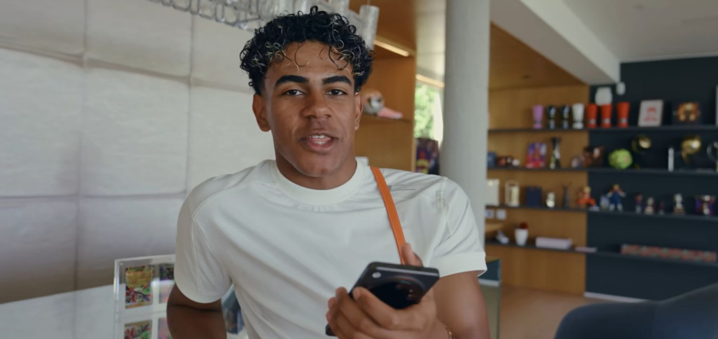 Vodič Yamala krúžil dokola na kruháči: Finta pred Ciutat Esportiva, aby unikol lovcom autogramov [VIDEO]