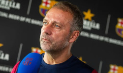 Hansi Flick odhalil dočasných kapitánov Barcelony: Frenkie de Jong nateraz chýba, pásku preberá Raphinha