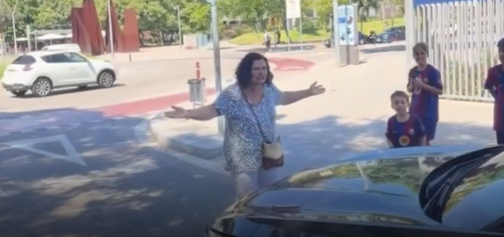 Fanúšikovia si pomýlili futbalistku Barçy s Raphinhom; jedna z žien zastavila auto a povedala: Pozri, koľko tu je ľudí, a tebe je to k***a jedno [VIDEO]