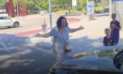 Fanúšikovia si pomýlili futbalistku Barçy s Raphinhom; jedna z žien zastavila auto a povedala: Pozri, koľko tu je ľudí, a tebe je to k***a jedno [VIDEO]