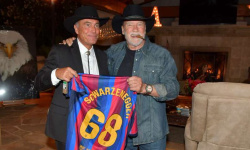 Arnold Schwarzenegger s dresom FC Barcelona? To nie je vtip