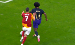 Barcelona mala zahrávať pokutový kop a hráč Galatasarayu mal byť vylúčený
